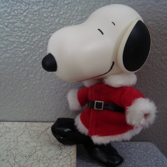 Movable Plastic Snoopy appox. 6.5 in tall - Picture 2 of 6